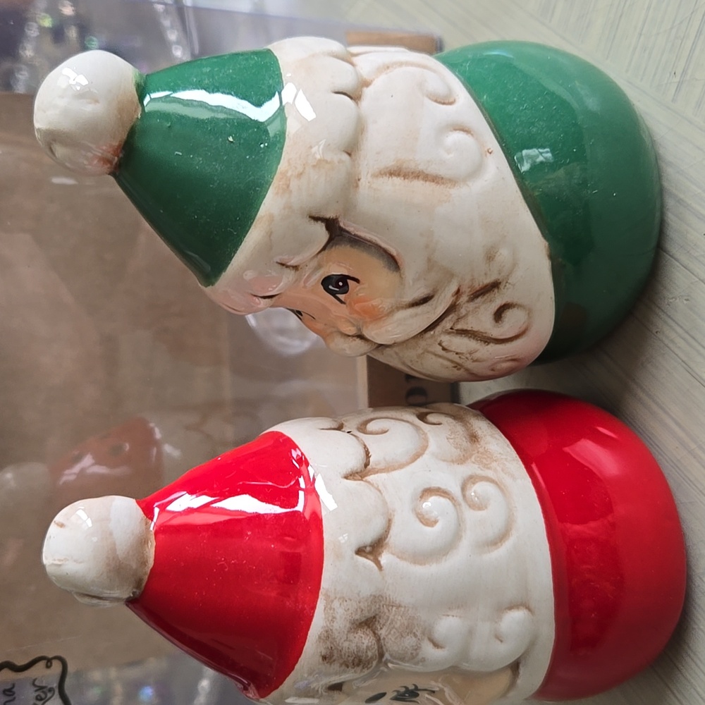 COLLECTIBLE JOHANNA PARKER SANTA & MRS. CLAUS SALT & PEPPER SHAKERS - Picture 5 of 10